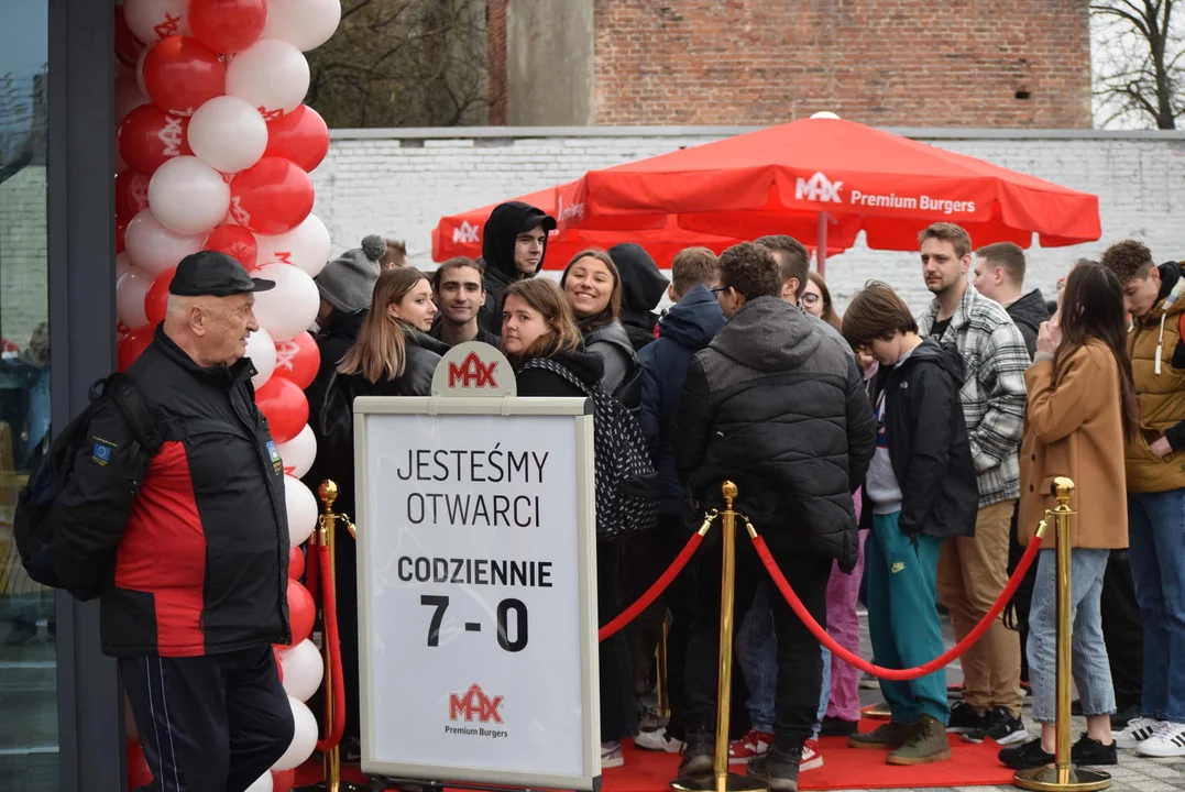 Tłumy łodzian na otwarciu restauracji MAX Premium Burgers. Tego jeszcze w Łodzi nie było [ZOBACZ ZDJĘCIA]