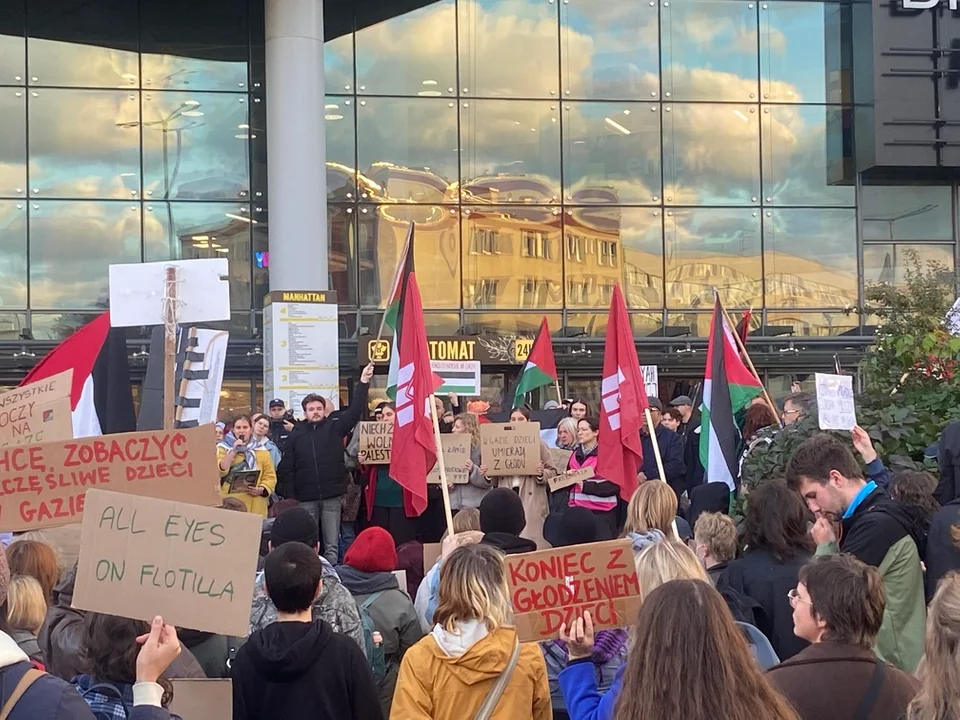 Kilkaset osób pod Manhattanem w geście solidarności z Gazą