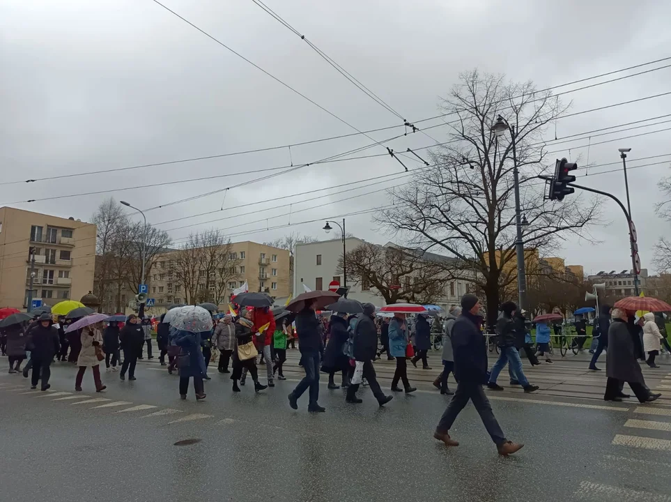 Marsz papieski w Łodzi. Setki łodzian ruszyło ulicami miasta [zdjęcia]