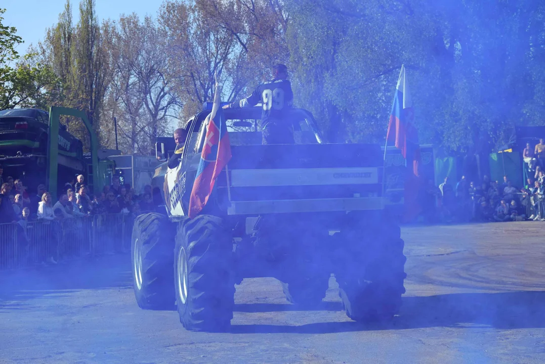 Giganty na czterech kołach zrobiły duże show! Widowiskowy pokaz monster trucków