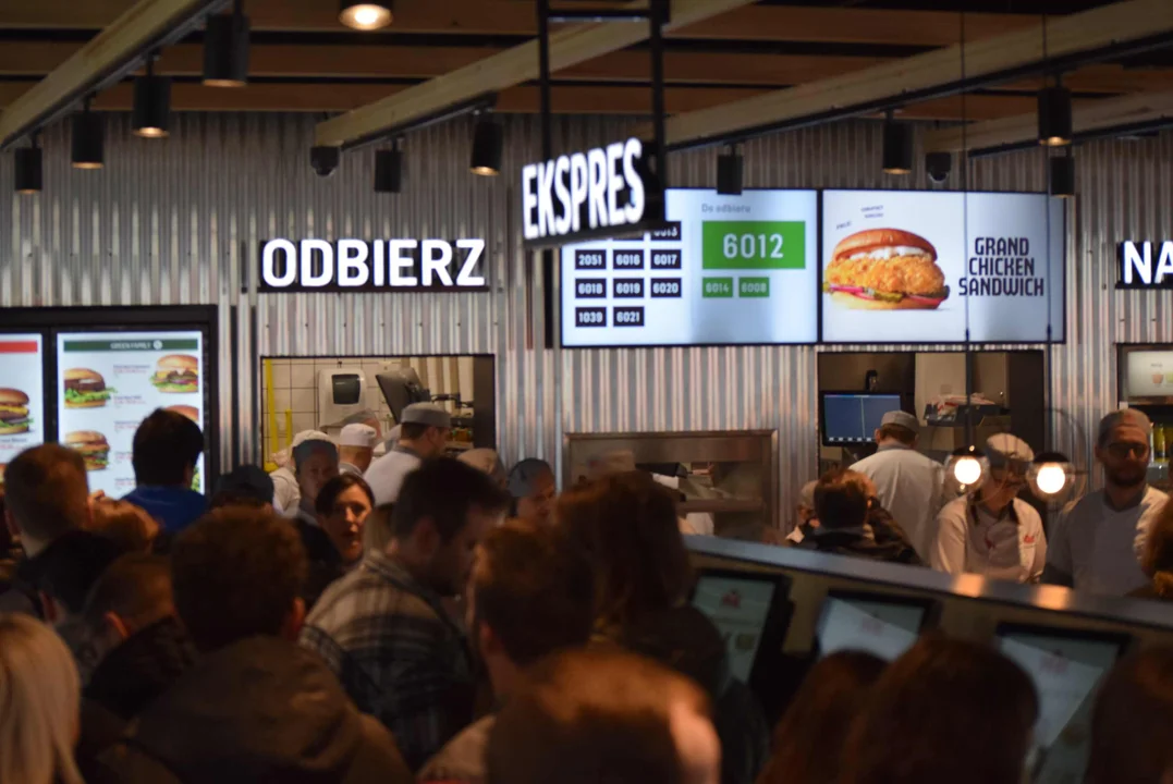 Tłumy łodzian na otwarciu restauracji MAX Premium Burgers. Tego jeszcze w Łodzi nie było [ZOBACZ ZDJĘCIA]