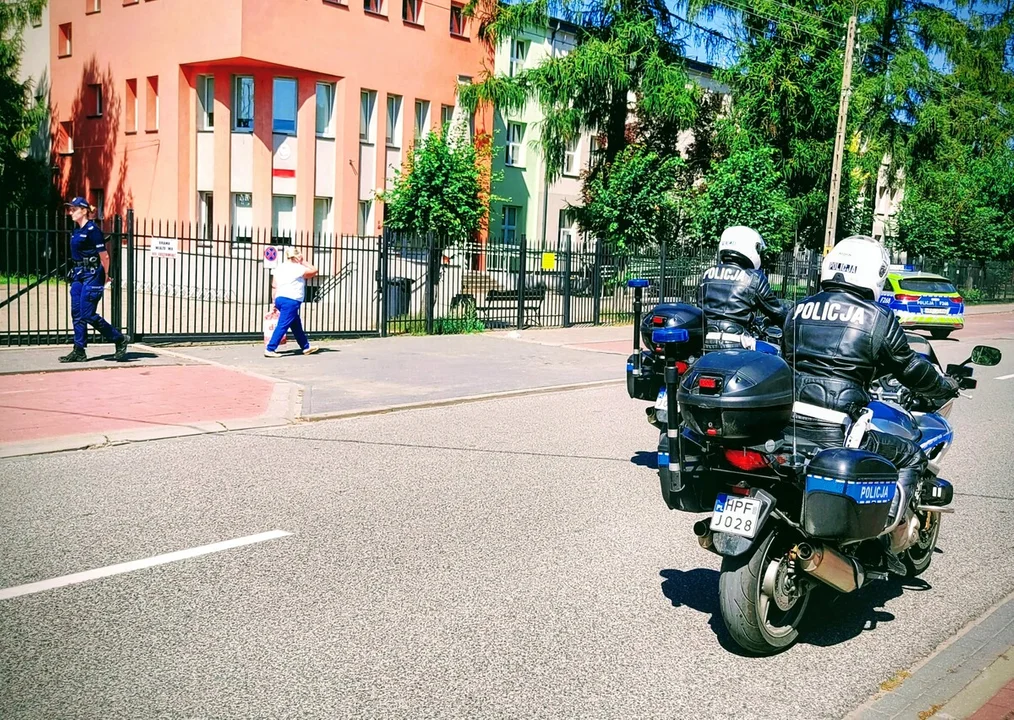 Przed szkołami w Łódzkiem zaroiło się od policji