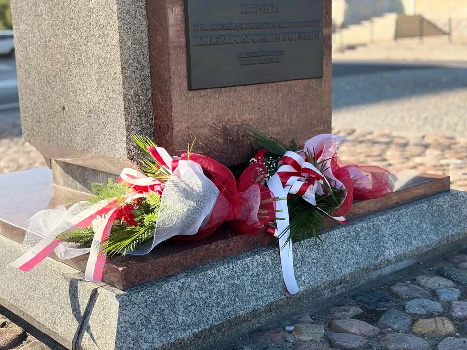 Złożyli kwiaty pod pomnikiem Marszałka