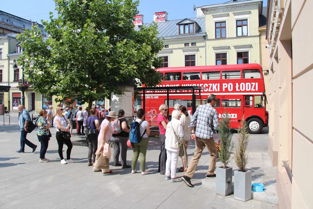 Piętrowy autobus turystyczny przemierza szlakiem łódzkich zabytków