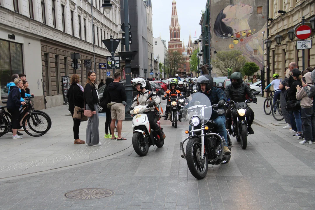 Wielka parada motocyklowa na ulicy Piotrkowskiej w Łodzi