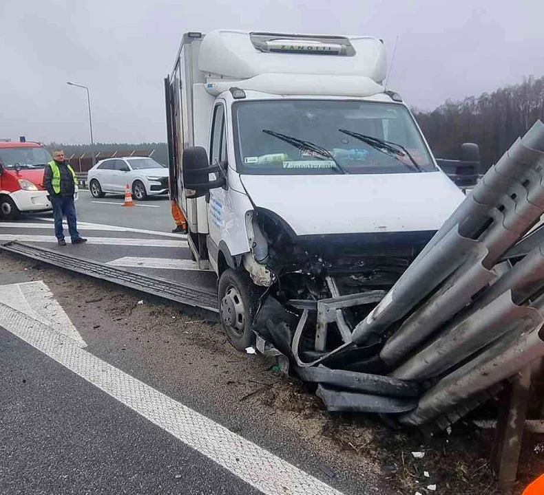 Na drodze ekspresowej S8 bus wjechał w barierę między jezdniami. Czy kierowca źle się poczuł? [ZDJĘCIA] - Zdjęcie główne