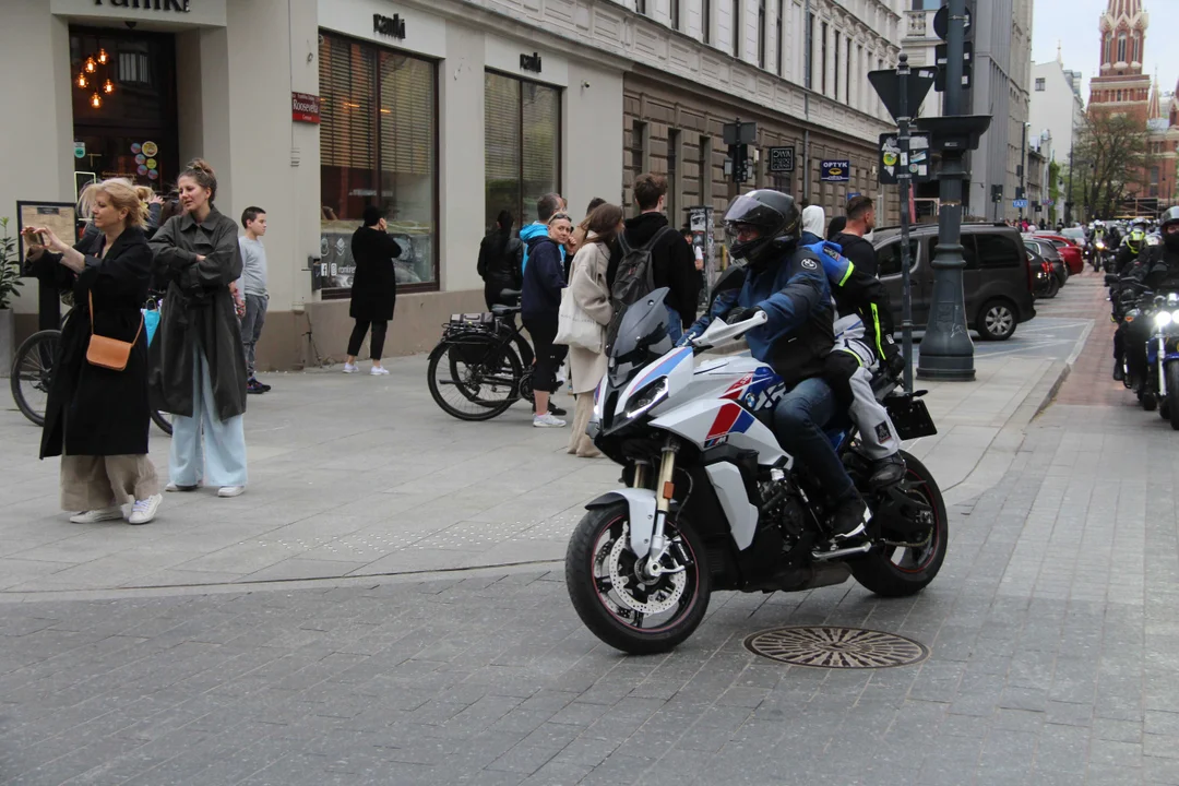 Wielka parada motocyklowa na ulicy Piotrkowskiej w Łodzi