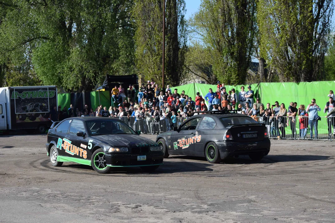 Giganty na czterech kołach zrobiły duże show! Widowiskowy pokaz monster trucków