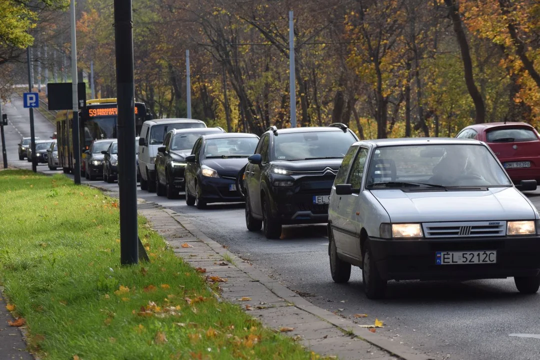 Łodzianie przygotowują groby bliskich do Wszystkich Świętych