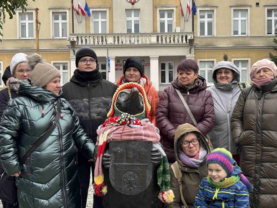 Pomnik w centrum miasta udekorowany przez grupę „Zamontanki”