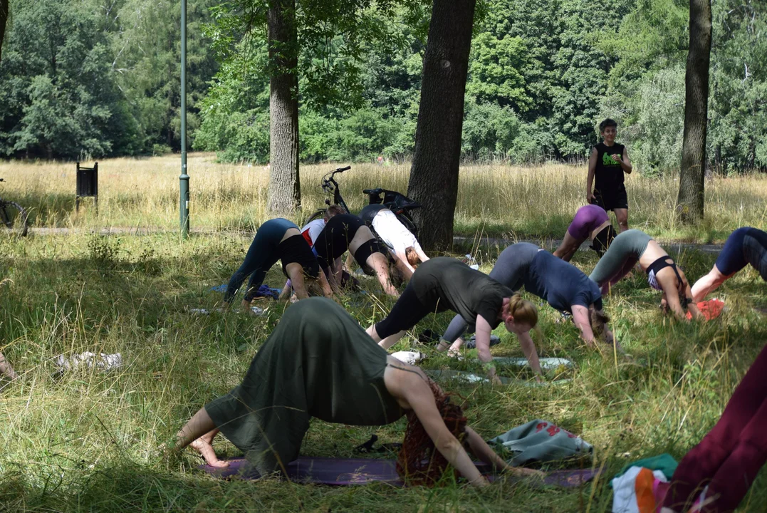 Joga w parku na Zdrowiu