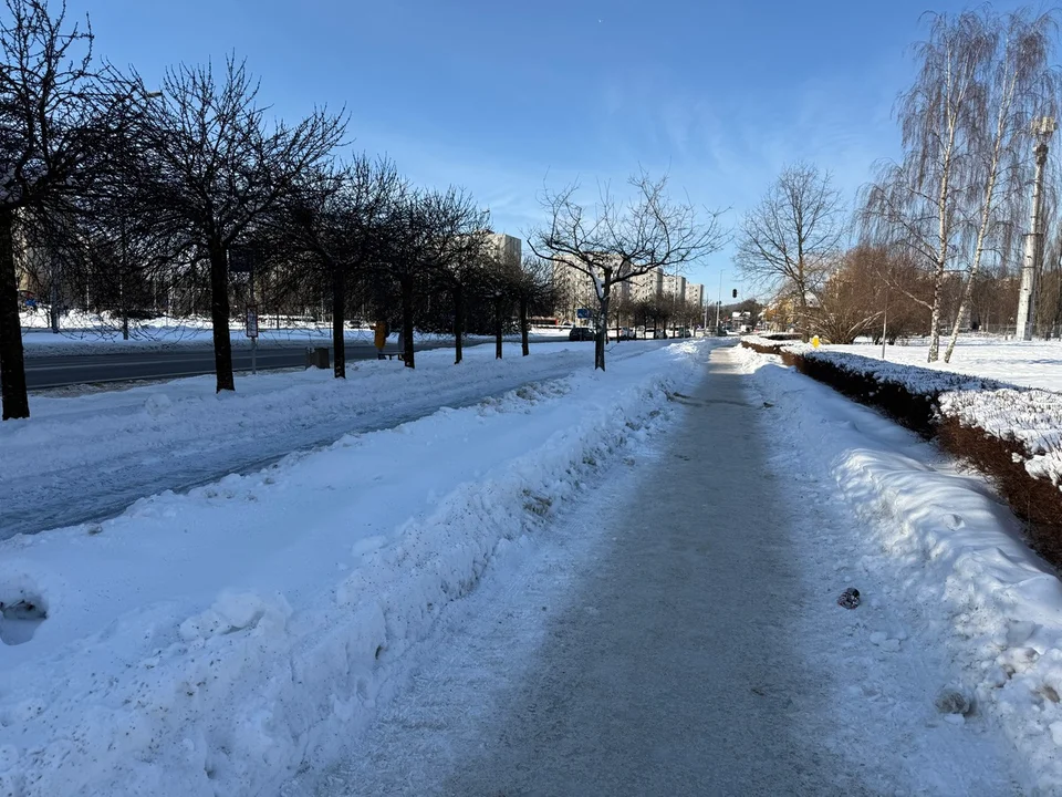 Zima w Gdańsku wciąż daje się we znaki. Drogi przejezdne, ale chodniki nadal bardzo śliskie - Zdjęcie główne