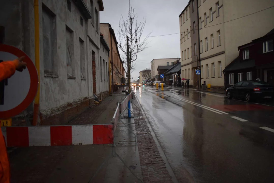 Rozłożony chodnik na ulicy Długiej