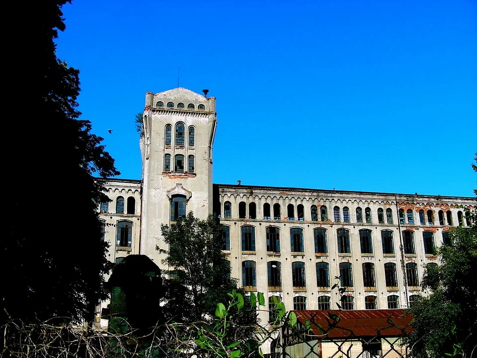 Fabryka Ossera. Miał być kompleks hotelowo-usługowo-biurowy. Jest działka na sprzedaż! I to za ile? - Zdjęcie główne