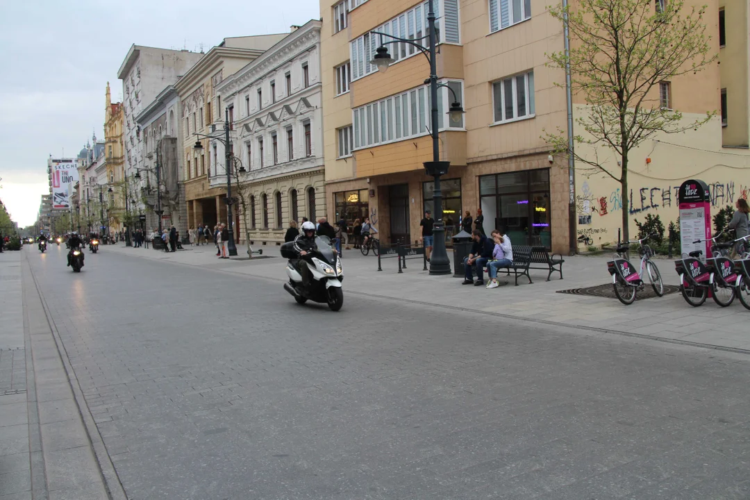 Wielka parada motocyklowa na ulicy Piotrkowskiej w Łodzi