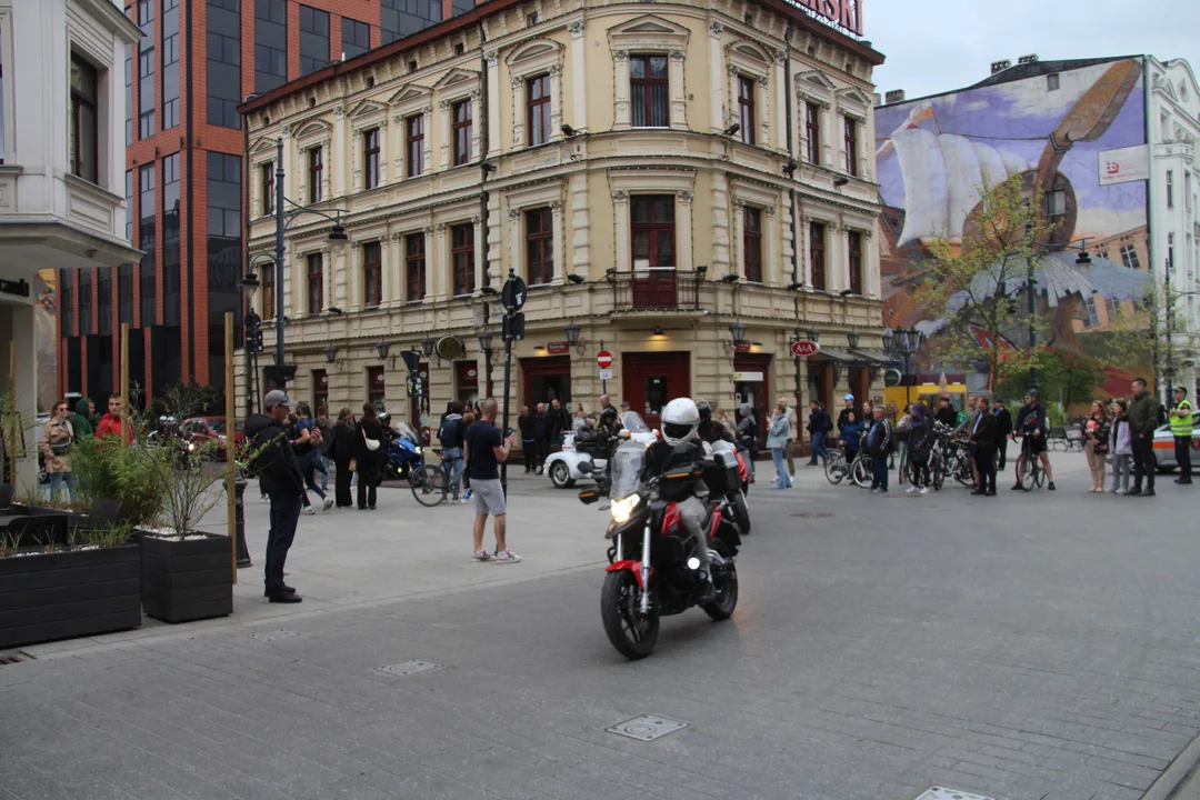 Wielka parada motocyklowa na ulicy Piotrkowskiej w Łodzi