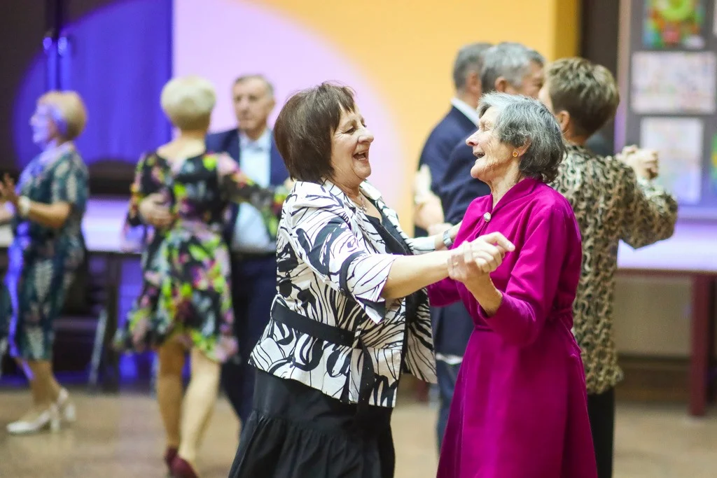 Seniorzy w szampańskim nastroju uczcili swoje święto. Zobacz, co działo się na parkiecie [FOTO] - Zdjęcie główne