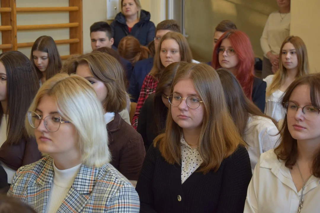 Ślubowanie klas pierwszych i Święto Patrona Szkoły w "Kasprowiczu"