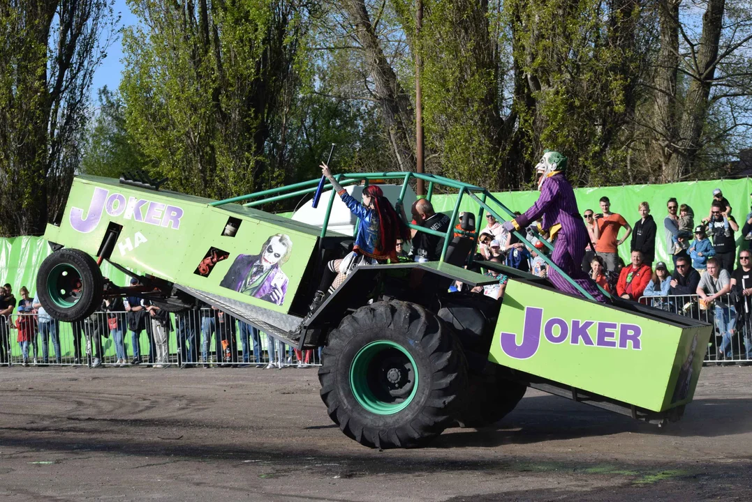 Giganty na czterech kołach zrobiły duże show! Widowiskowy pokaz monster trucków