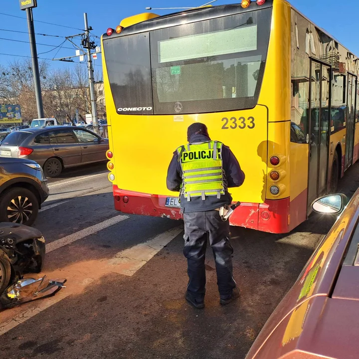 Kolizja z udziałem autobusu MPK Łódź. Są utrudnienia w centrum