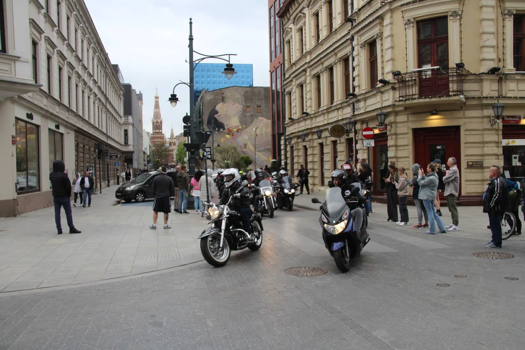 Wielka parada motocyklowa na ulicy Piotrkowskiej w Łodzi