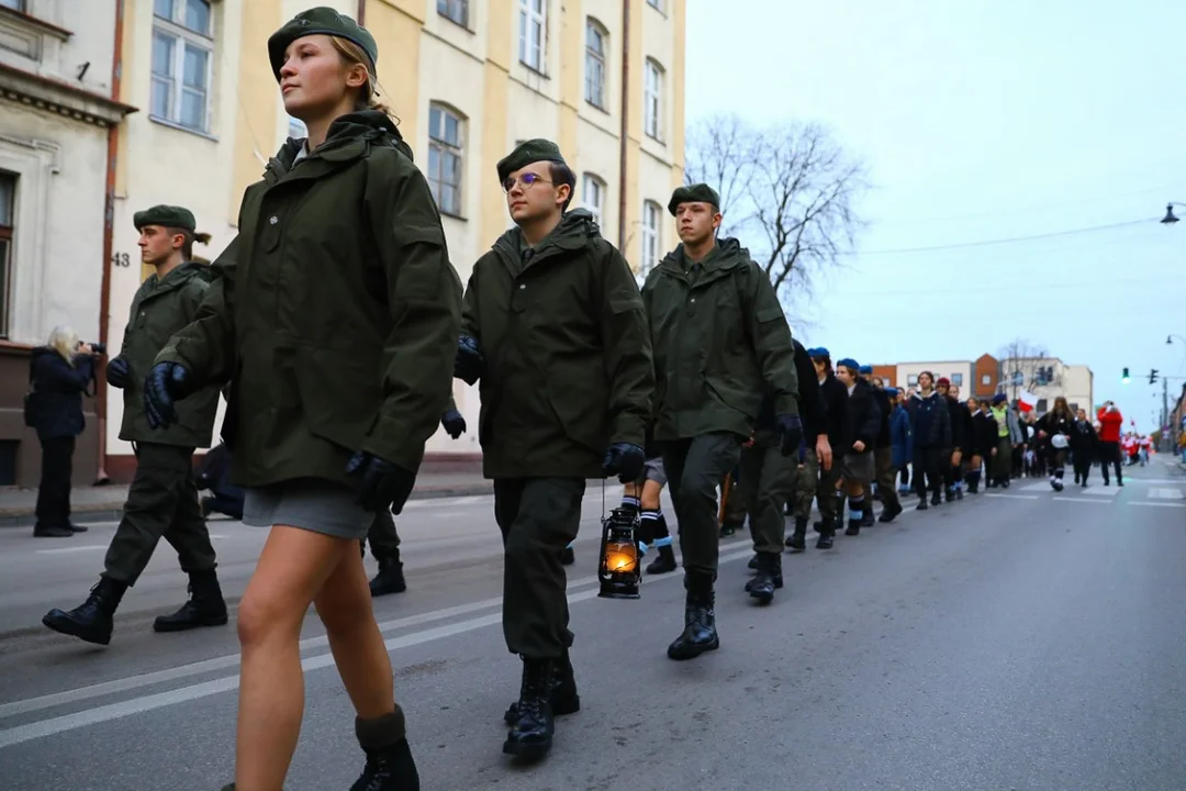 Pochody 11 listopada w Zgierzu. Mieszkańcy tłumnie uczestniczyli w uroczystościach Święta Niepodległości.