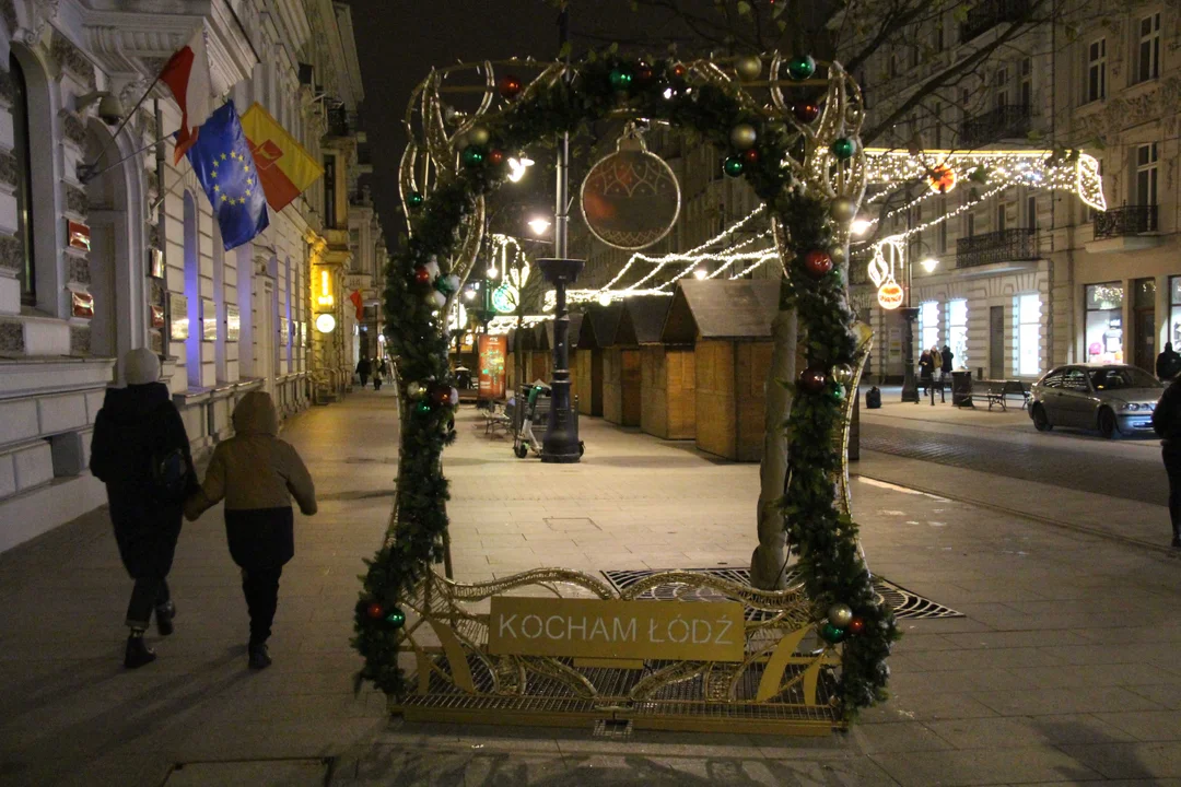 Ulica Piotrkowska w Łodzi stroi się na święta