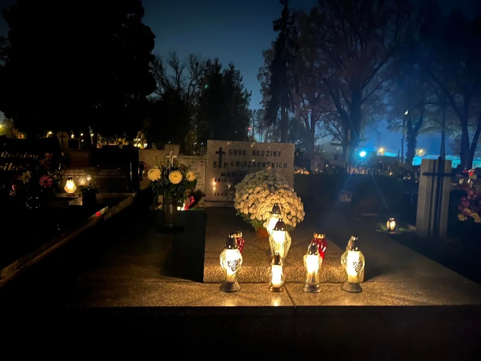 Cmentarz Piotra Skargi w Zgierzu nocą wygląda wyjątkowo. Takie widoki tylko przed Dniem Wszystkich Świętych.