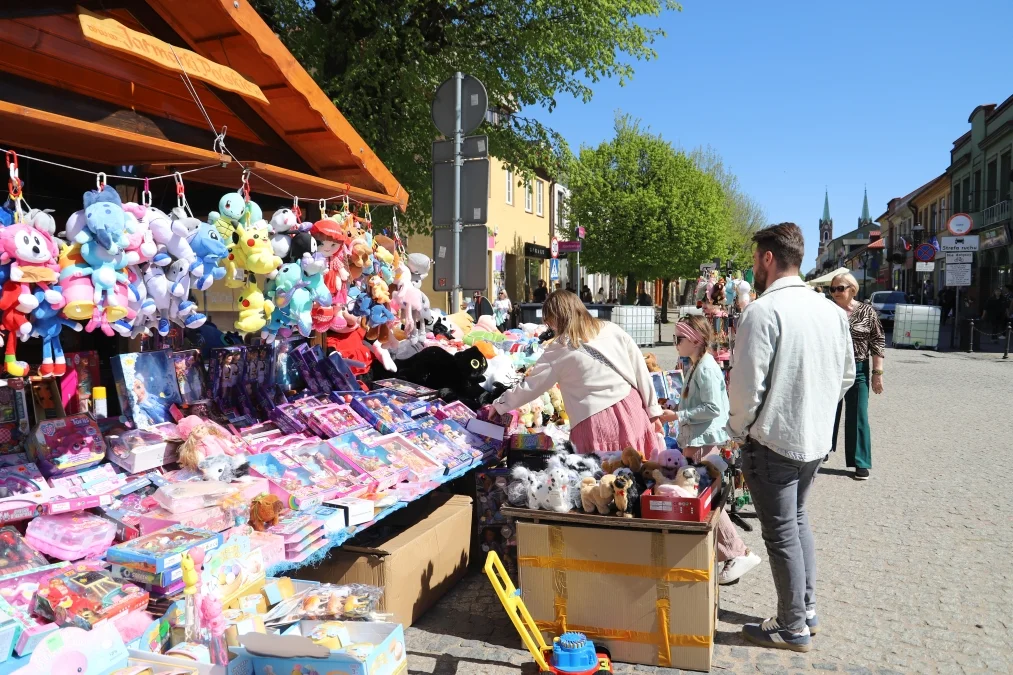 Pogoda dopisała, a mieszkańcy tłumnie ruszyli do centrum. Jarmark trwa w najlepsze (ZDJĘCIA)