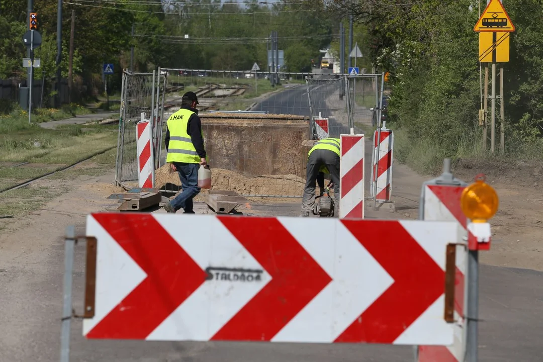 Utrudnienia dla kierowców na Stokach. Zerwano asfalt