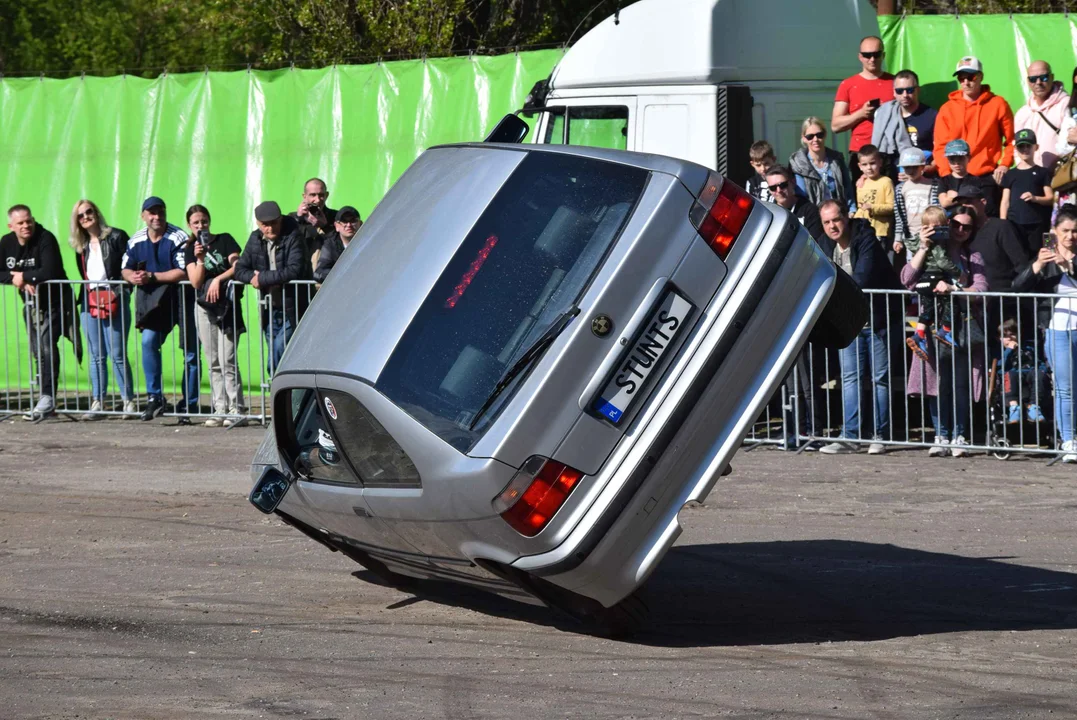 Giganty na czterech kołach zrobiły duże show! Widowiskowy pokaz monster trucków