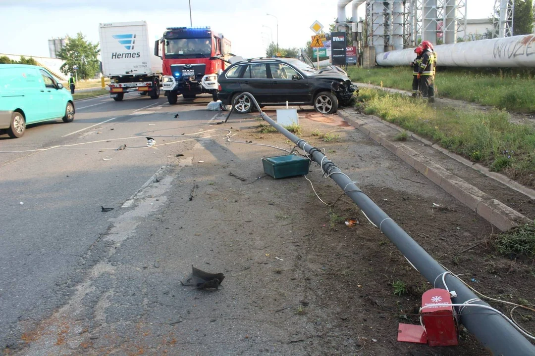 Widzew: Brawura pijanego kierowcy BMW zakończona na latarni