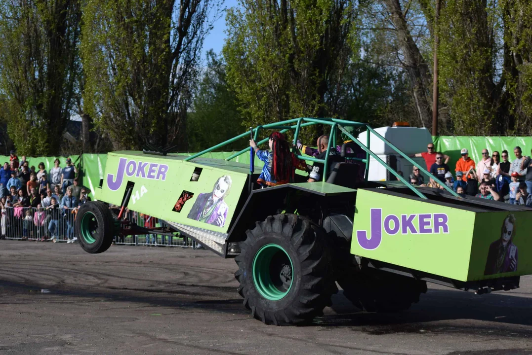 Giganty na czterech kołach zrobiły duże show! Widowiskowy pokaz monster trucków