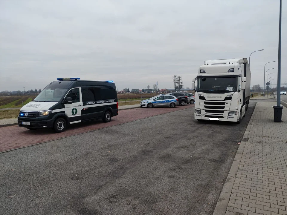 Pijany kierowca ciężarówki zatrzymany na autostradzie. "Możliwe, że pił w trakcie jazdy" [FOTO] - Zdjęcie główne