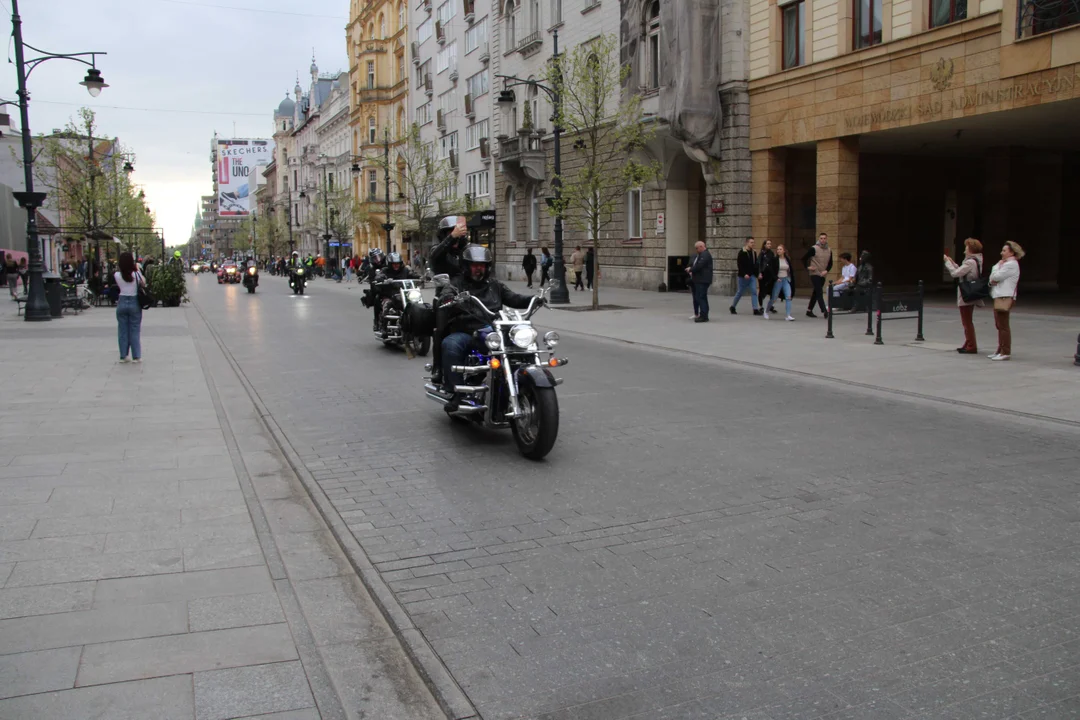 Wielka parada motocyklowa na ulicy Piotrkowskiej w Łodzi