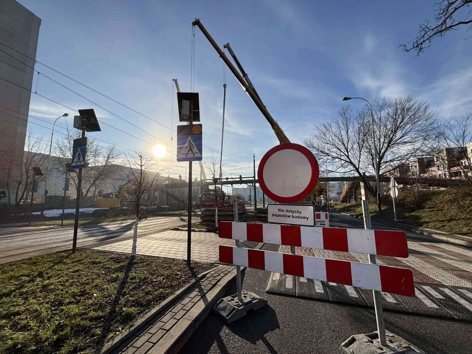 Demontaż starej kładki na łódzkiej Retkini