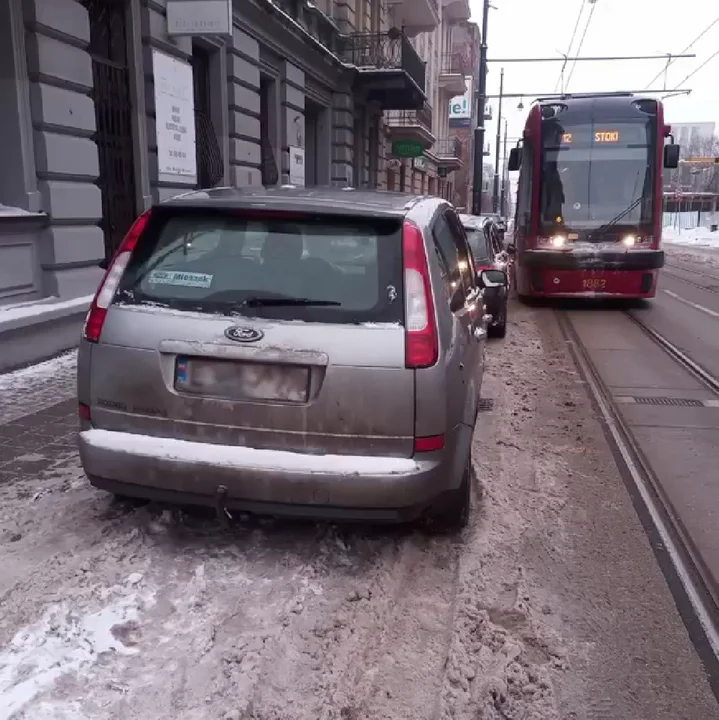 Nieprawidłowe parkowanie na torowisku - tramwaje MPK Łódź mają problem z przejazdem w tym miejscu