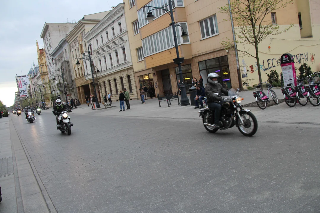 Wielka parada motocyklowa na ulicy Piotrkowskiej w Łodzi