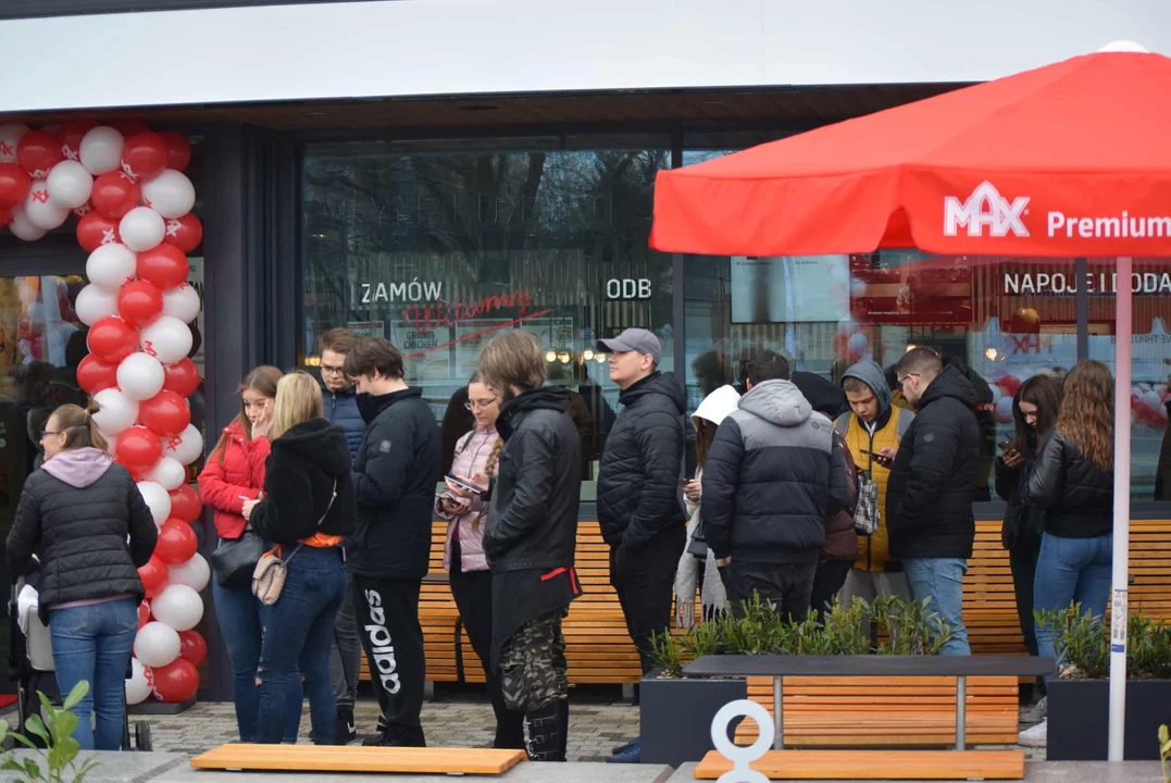 Tłumy łodzian na otwarciu restauracji MAX Premium Burgers. Tego jeszcze w Łodzi nie było [ZOBACZ ZDJĘCIA]