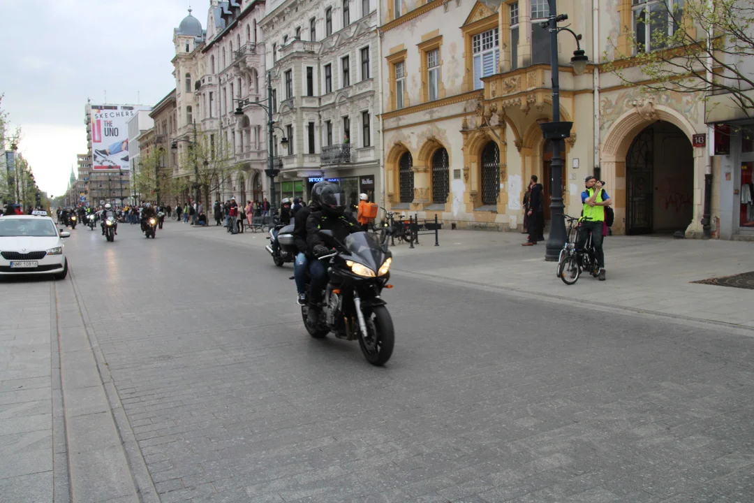 Wielka parada motocyklowa na ulicy Piotrkowskiej w Łodzi