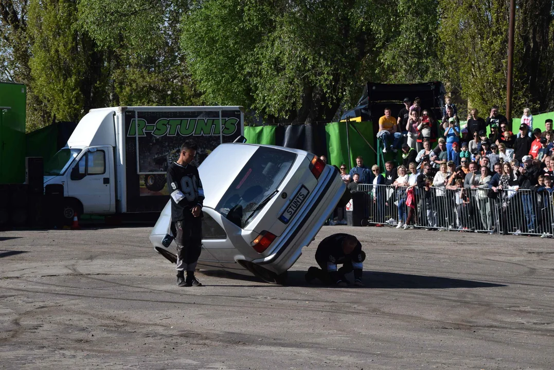 Giganty na czterech kołach zrobiły duże show! Widowiskowy pokaz monster trucków