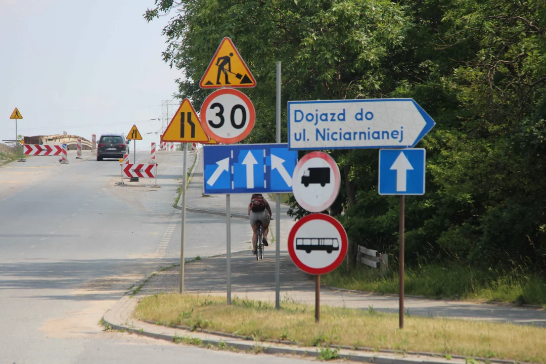 Chwile grozy na Przybyszewskiego. Rozpędzony samochód spadł z wiaduktu