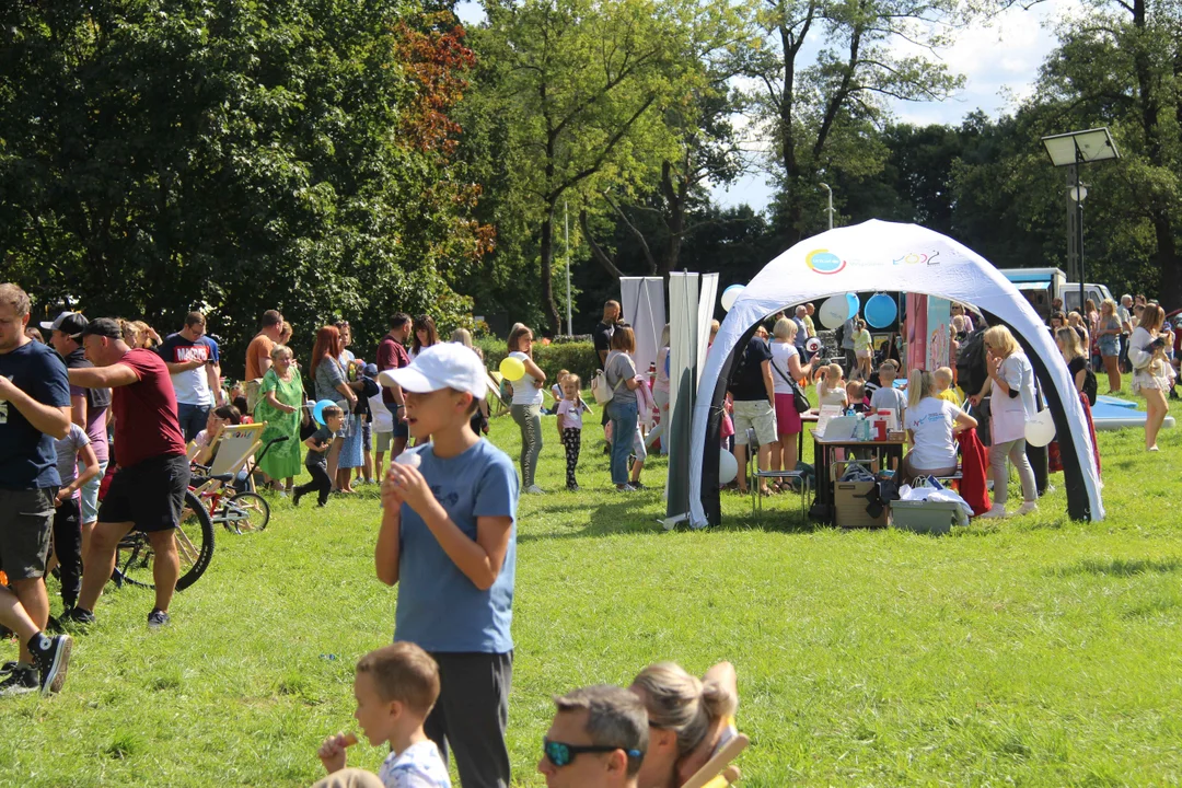 Piknik rodzinny w parku na Młynku w Łodzi