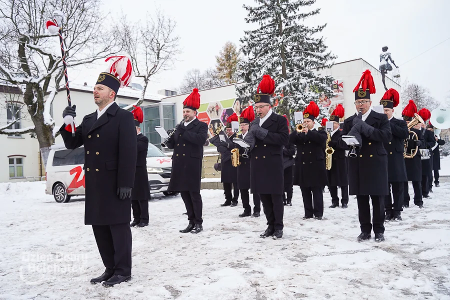 Orkiestra zrobiła mieszkańcom pobudkę na Barbórkę. Zobacz, jak grają górnicy z KWB Bełchatów [FOTO, VIDEO] - Zdjęcie główne