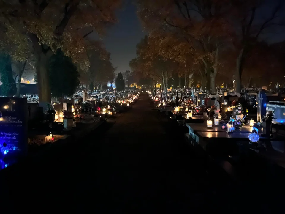 Zgierzanie i mieszkańcy okolic odwiedzili groby na cmentarzach w regionie