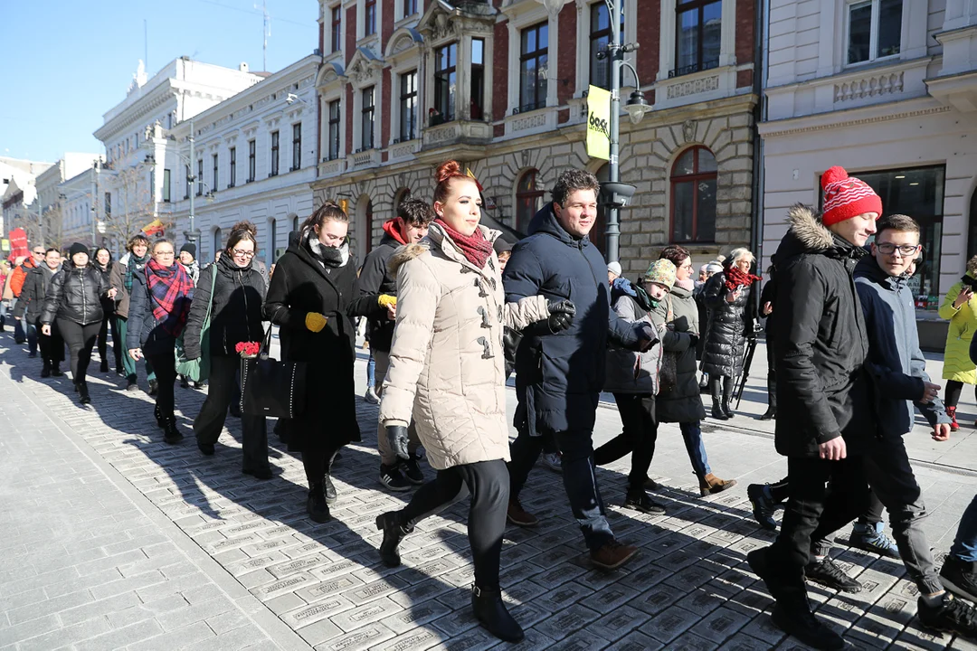 Polonez dla Łodzi. Maturzyści zatańczyli na Piotrkowskiej