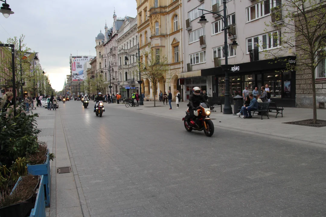 Wielka parada motocyklowa na ulicy Piotrkowskiej w Łodzi