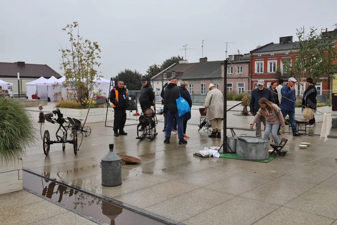 Centrum Kutna tętni życiem. Na mieszkańców czeka m.in. Teatr Wagabunda i wystawa samochodów