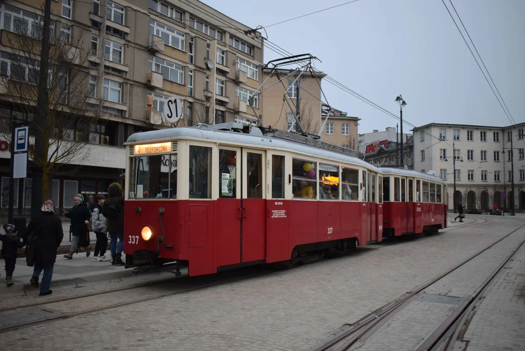 Zabytkowy tramwaj na placu Wolności