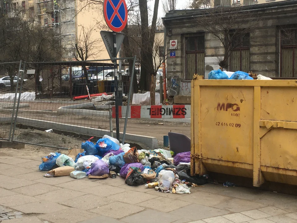 Śmierdzący problem na ulicy Mielczarskiego. Ulica tonie w śmieciach.